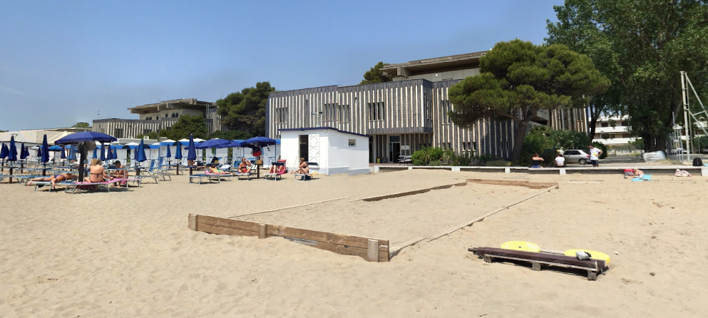 Immagine per Accusati di rubare sabbia dalla spiaggia nel 2016, assolti vertici Git di Grado